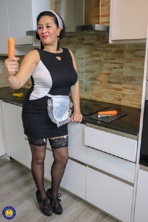 Linda Porn 42 - Sexy housemaid Linda Porn puts the groceries from her mistress in her vagina (2019/Mature.nl/SD/540p)