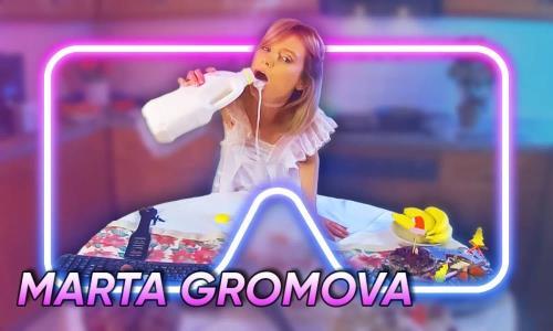 Marta Gromova - Blonde Babe Eating And Stripping In Kitchen - 35091 (20.02.2024/SLR, Dreamcam/3D/VR/UltraHD 4K/2622p) 