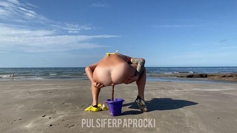 PulsiferPaprocki - Beach Bucket Poop (24.04.2024/ScatShop.com/Scat/FullHD/1080p) 