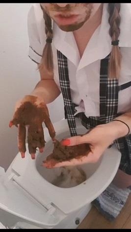 CremeDeLaJen - Schoolgirl plays with poop out of toilet (28.10.2019/ScatShop.com/Scat/UltraHD 2K/1280p) 