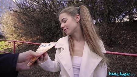 Sabrina Spice - Teen Babe Gives Blowjob in Forest  (2020/ PublicAgent/HD/720p) 