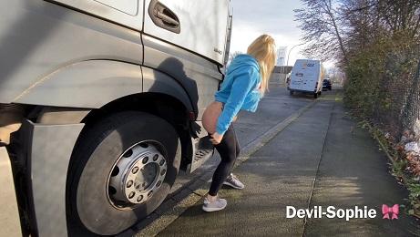 DevilSophie - OMG - how does the shit get onto the truck running board (14.05.2022/ScatShop.com/Scat/UltraHD 4K/2160p)
