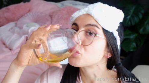 Ema Lee - Waking Up To a Glass of Hot Yellow Piss (16.12.2022/Fansly.com/Pissing/FullHD/1080p)