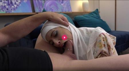 Safira Yakkuza - Hot Wife In Hijab Has A Sexy Surprise For Her Husband (2023/UltraHD 2K/1280p) 