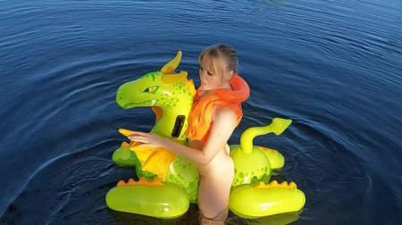 Allaalexinflatable - Alla hotly fucks a rare inflatable dragon on the lake and wears an inflatable vest!!! (2023/FullHD/1080p) 